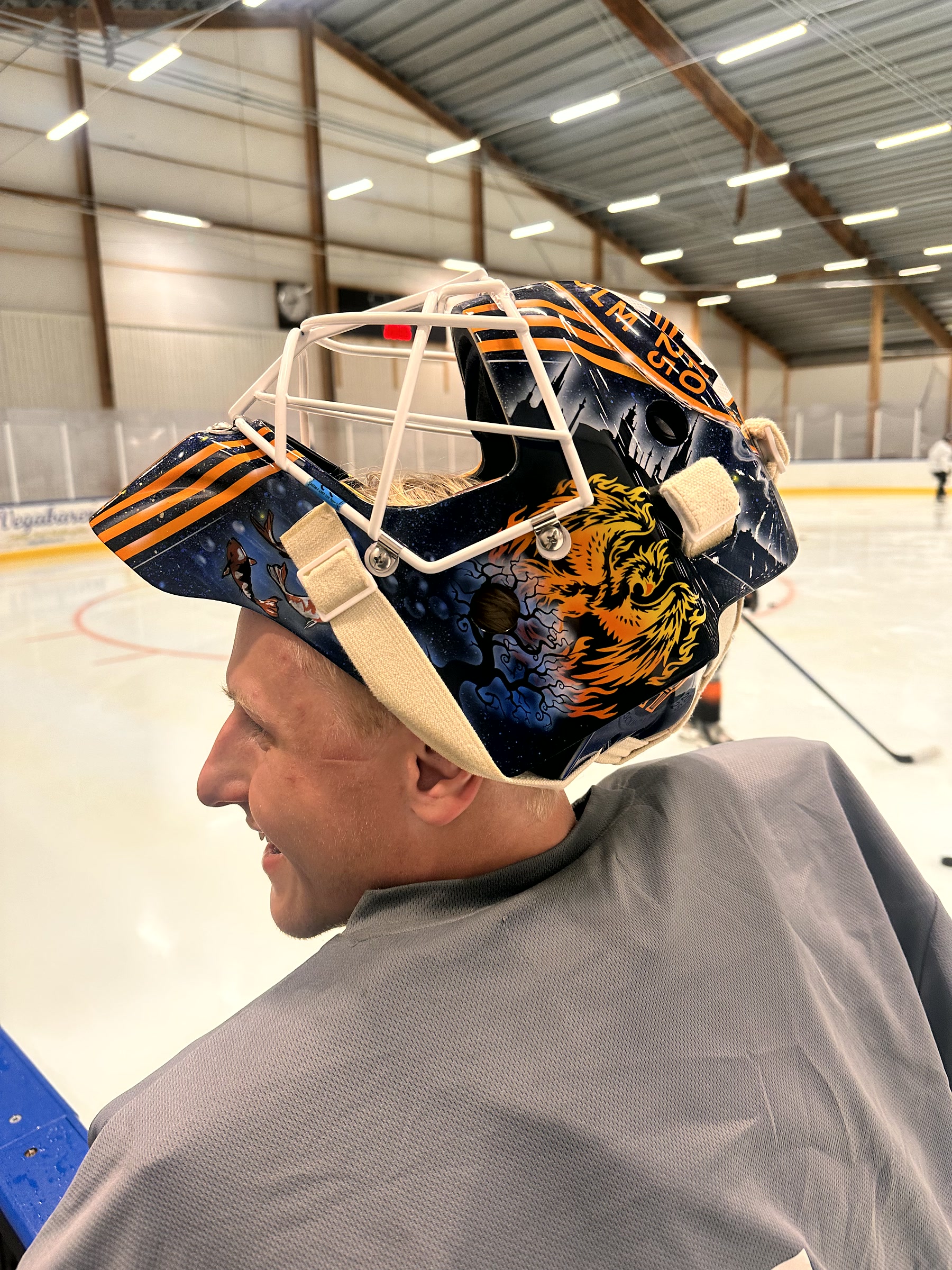 Hovet HC:s målvakt Kasper ler under ett samtal över sargkanten