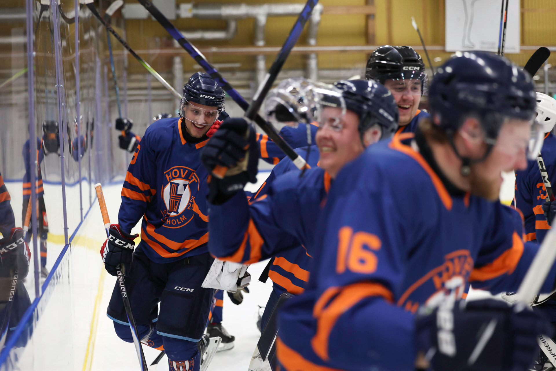 Hovet HC-spelare firar ett mål