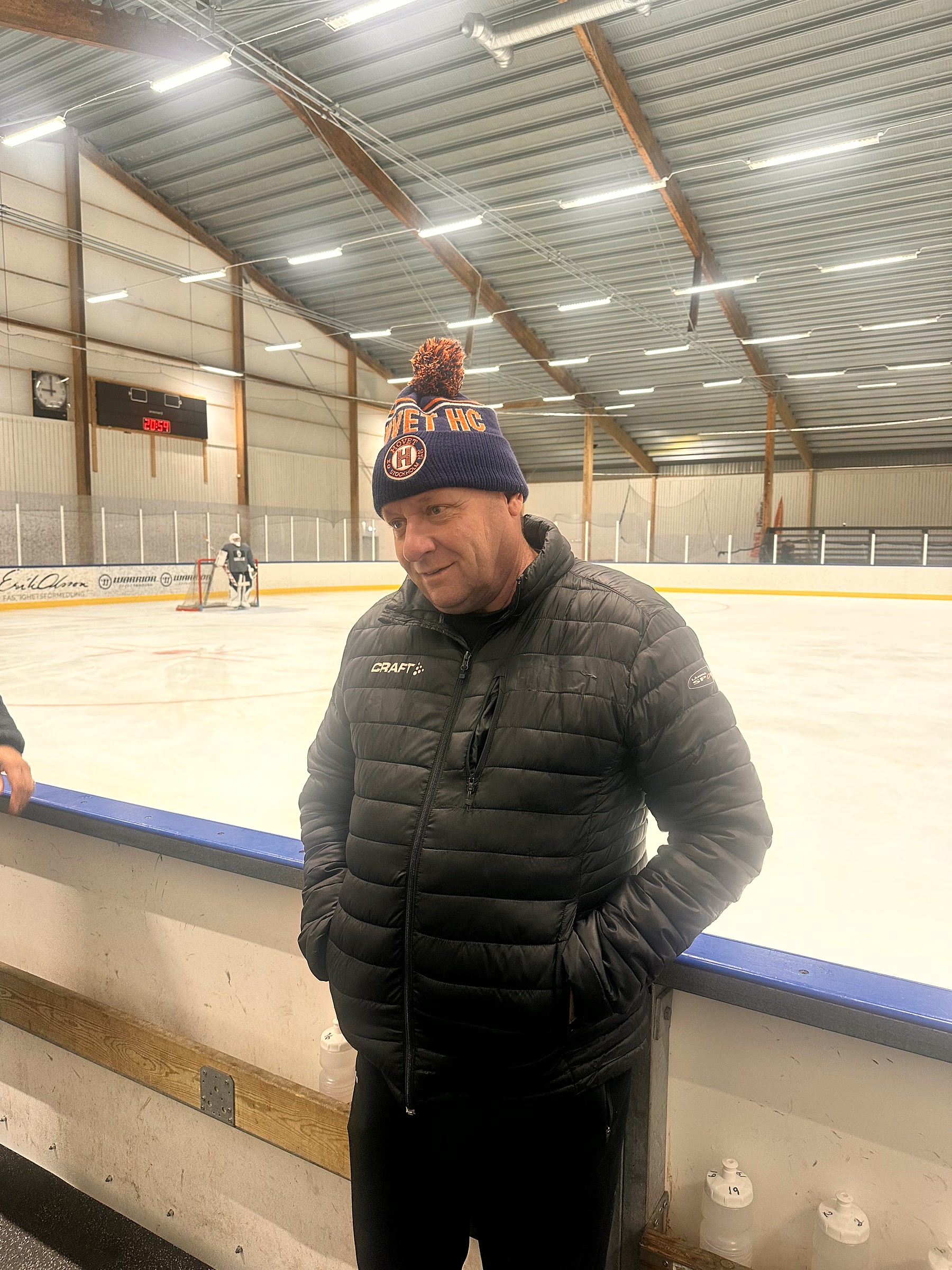 En av Hovet HC:s materialare vid isen under säsongens första träning