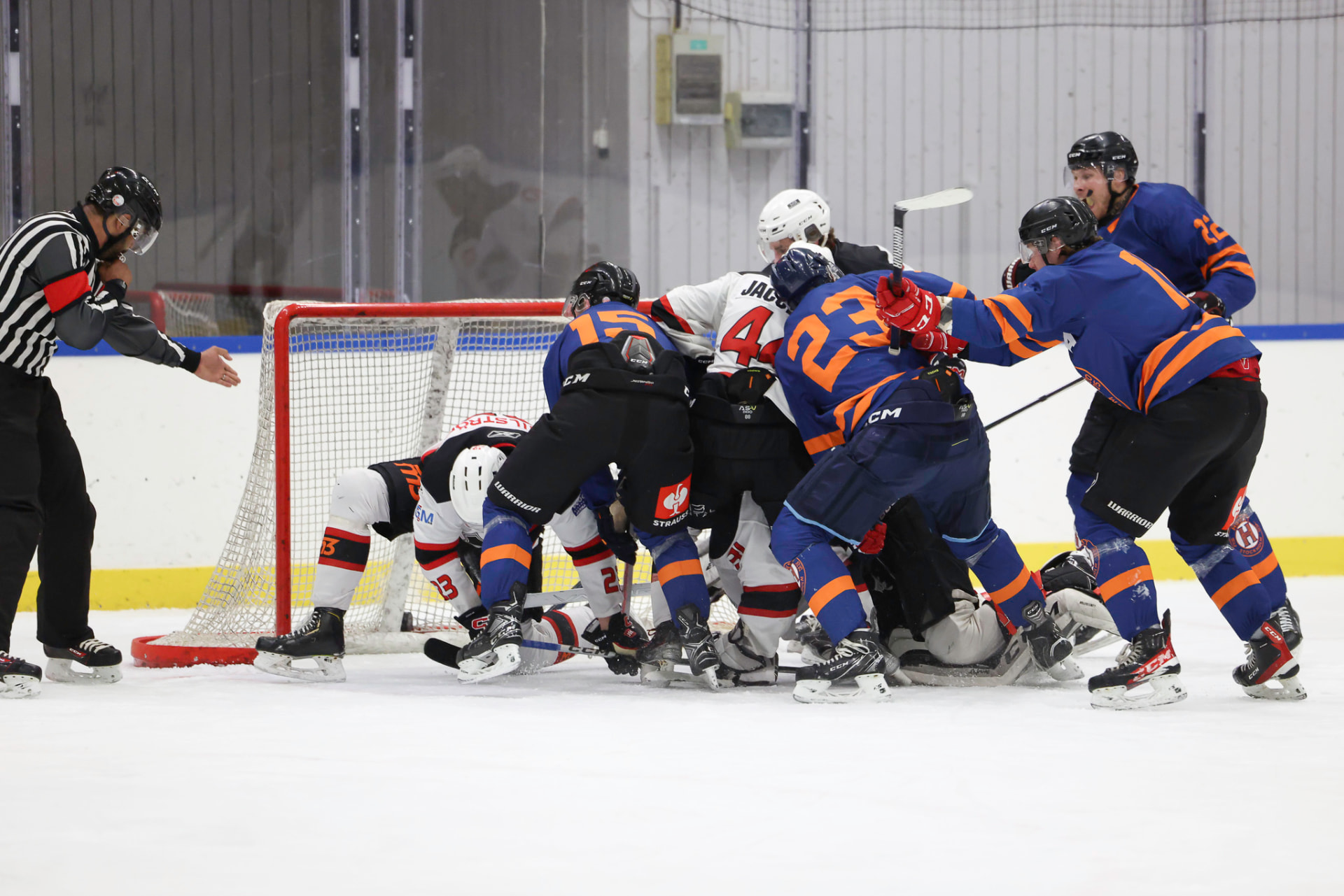 Hovet HC-spelare i kamp framför mål