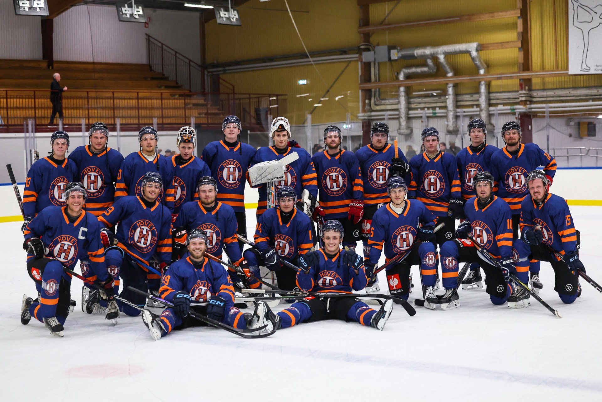 Hovet HC:s A-lag på isen vid seriepremiären 2 oktober 2026